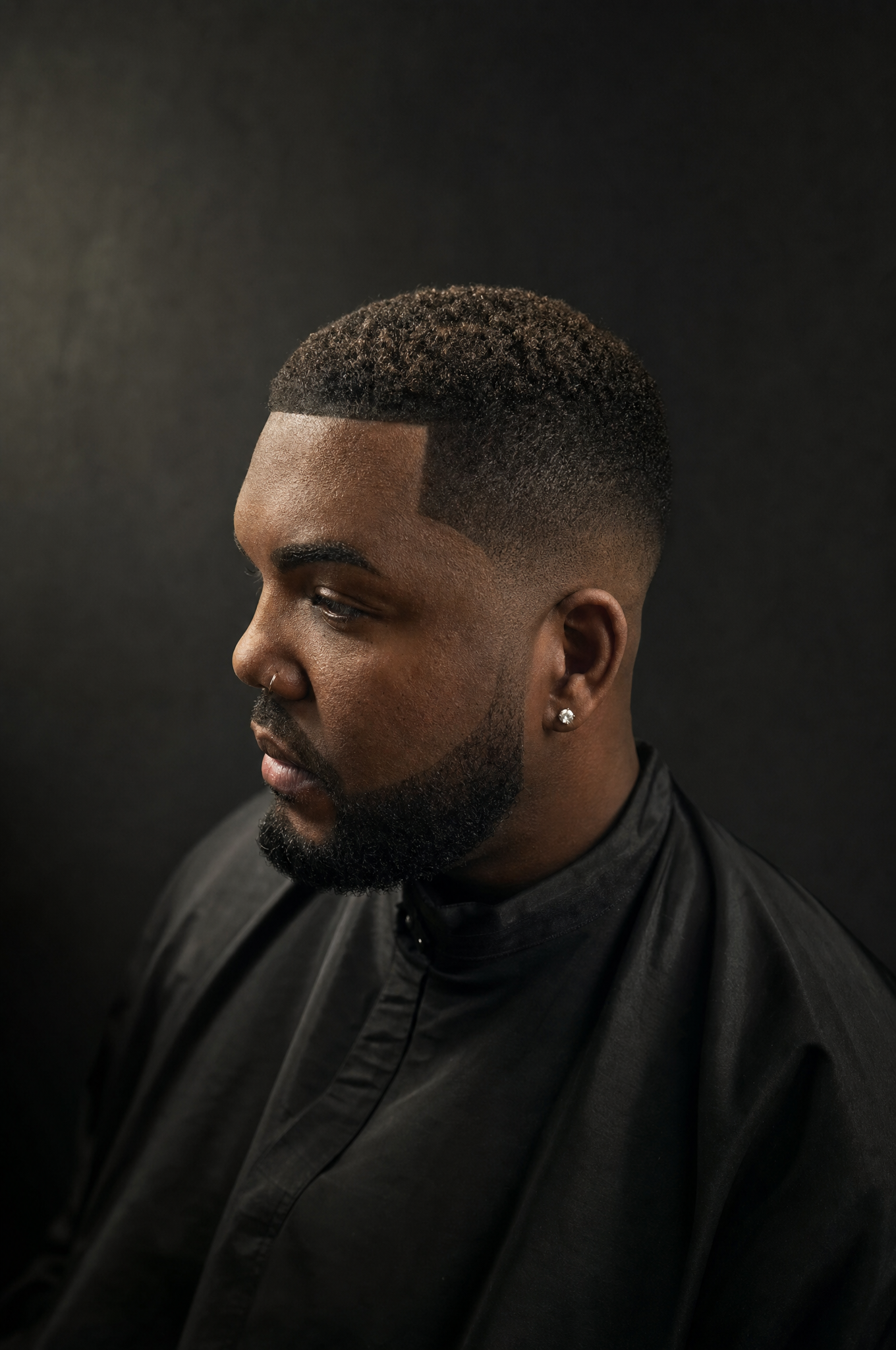 Fade de precisión con línea de contorno marcada, realizado en Anyelo RD Barbershop