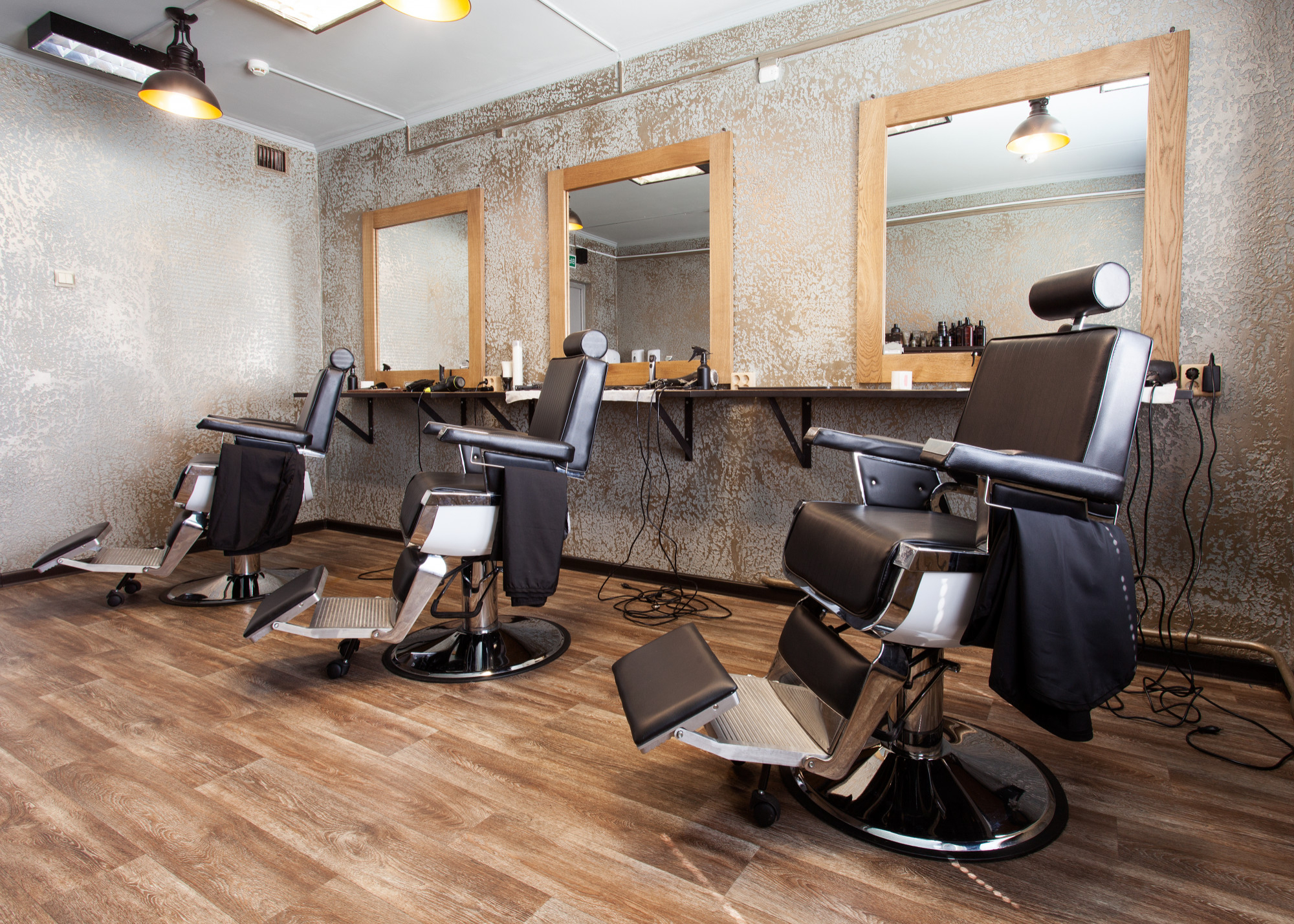 Estaciones de corte en el nuevo local de Anyelo RD Barbershop en Milwaukee